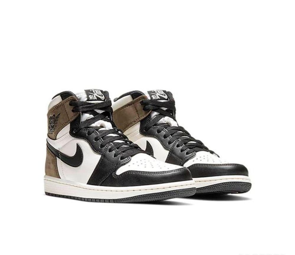 Air Jordan 1 Retro High OG "Black/White/Varsity Maize" – Iconic Black & White Sneaker