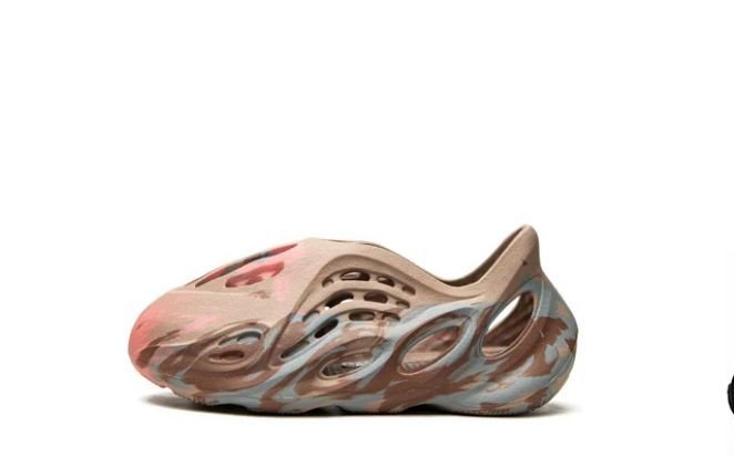 Adidas Yeezy Foam Runner “MX Clay Taupe” – Earth-Tone Comfort Slip-On